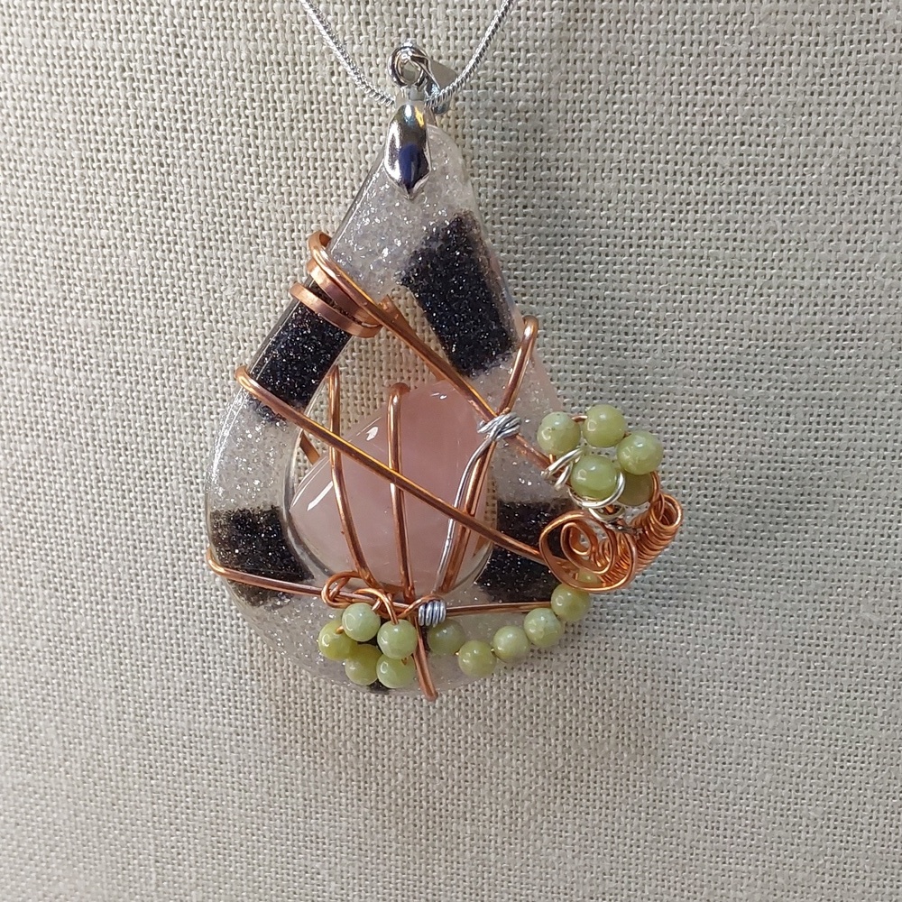 Necklace  with copper ss. Rose quartz   on resin